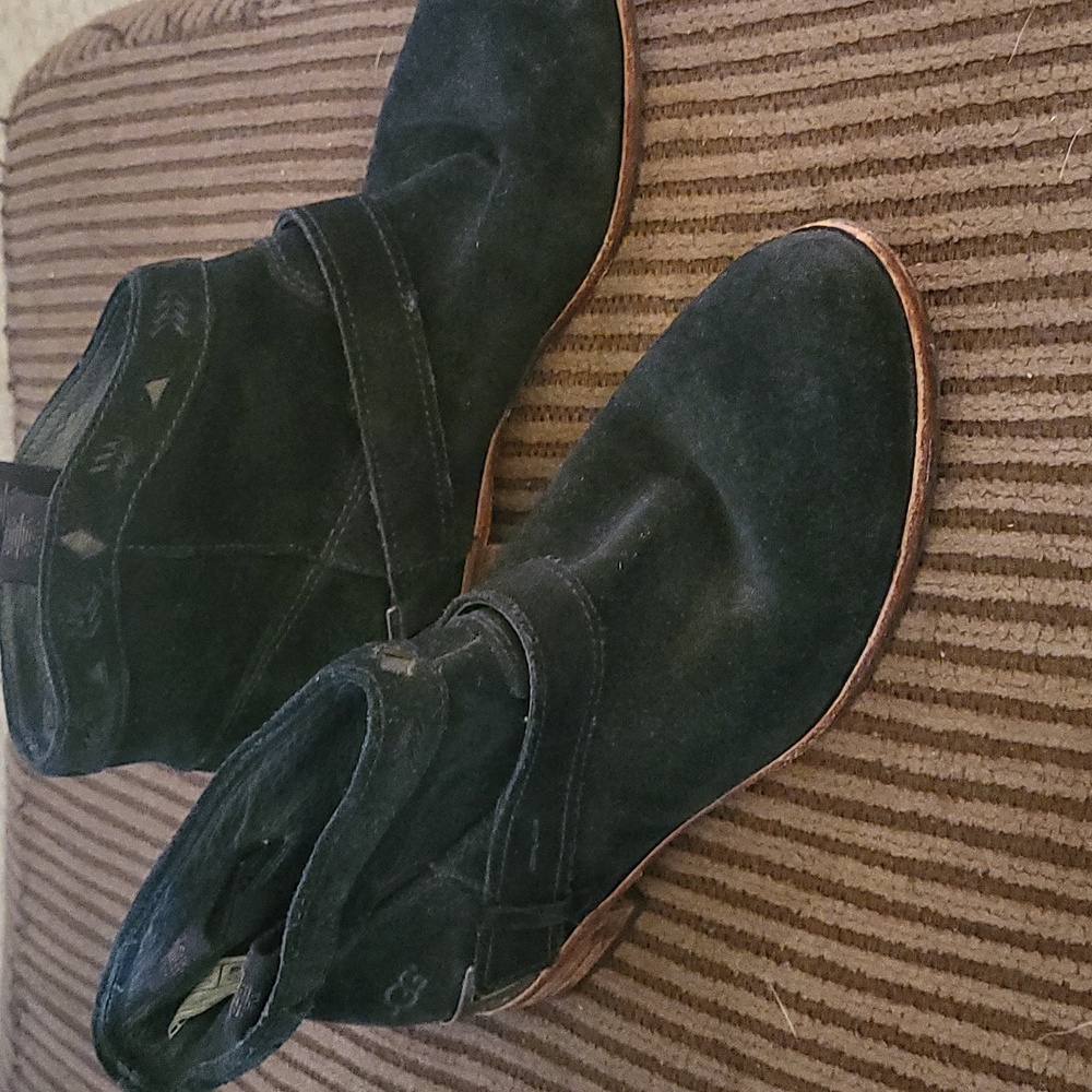 Ugg ankle boot, used good condition...wear to go